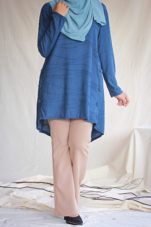 Suri in Blue - Image 4