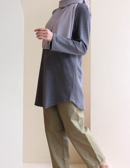 Afraa in Grey - Image 3